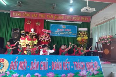 Học sinh trườngTHCS Chư Quynh chúc mừng Đại hội CĐCS xã Ea Ning